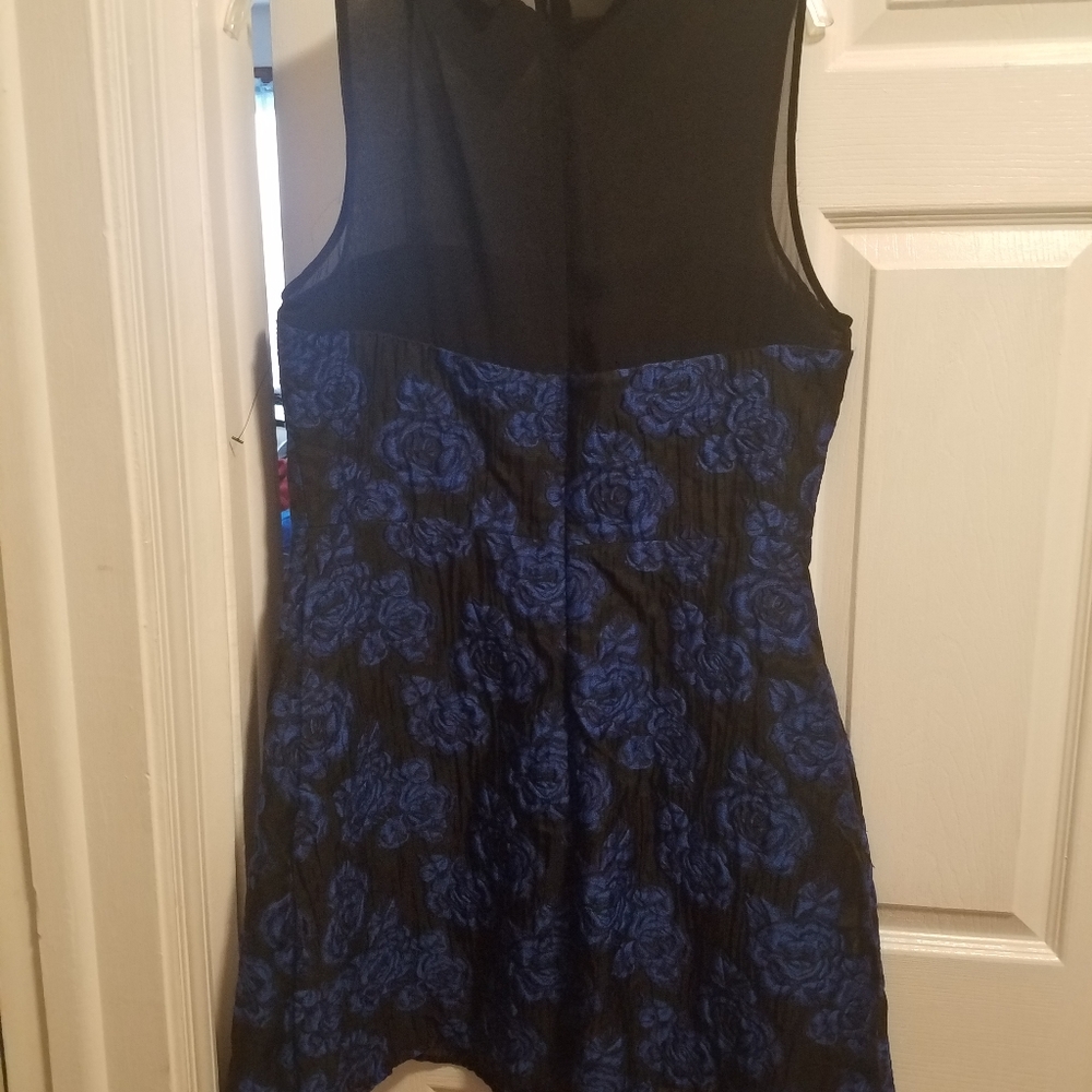 Dress - Picture 5 of 8